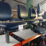 LOTE 214 - 01 LONGARINA DE 03 LUGARES E 01 CADEIRA ALTA PARA CAIXA. (NO ESTADO) ATENÇÃO! FAZER A VISITAÇÃO ANTES DE ARREMATAR, NÃO SABEMOS SE FUNCIONA, LEILÃO NÃO TEM GARANTIA E NEM DEVOLUÇÃO, SUJEITO A POSSÍVEIS AVARIAS VISÍVEIS/OCULTAS E/OU AUSÊNCIA DE COMPONENTES.