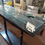 LOTE 270 - 01 EXPOSITOR DE VIDRO COM DIVISÃO. (NO ESTADO) ATENÇÃO! FAZER A VISITAÇÃO ANTES DE ARREMATAR, NÃO SABEMOS SE FUNCIONA, LEILÃO NÃO TEM GARANTIA E NEM DEVOLUÇÃO, SUJEITO A POSSÍVEIS AVARIAS VISÍVEIS/OCULTAS E/OU AUSÊNCIA DE COMPONENTES.