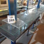 LOTE 269 - 01 EXPOSITOR DE VIDRO COM DIVISÃO. (NO ESTADO) ATENÇÃO! FAZER A VISITAÇÃO ANTES DE ARREMATAR, NÃO SABEMOS SE FUNCIONA, LEILÃO NÃO TEM GARANTIA E NEM DEVOLUÇÃO, SUJEITO A POSSÍVEIS AVARIAS VISÍVEIS/OCULTAS E/OU AUSÊNCIA DE COMPONENTES.