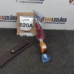 LOTE 020 - FACA ARTESANAL AÇO INOX  EM FORMATO DE FOLHA 10 POLEGADAS CABO HIBRIDO MADEIRA E RESINA  BAINHA DE COURO LEGITIMO  TAMANHO TOTAL 39CM PESO 285G JÁ AFIADA. (NO ESTADO) ATENÇÃO! FAZER A VISITAÇÃO ANTES DE ARREMATAR, NÃO SABEMOS SE FUNCIONA, LEILÃO NÃO TEM GARANTIA E NEM DEVOLUÇÃO, SUJEITO A POSSÍVEIS AVARIAS VISÍVEIS/OCULTAS E/OU AUSÊNCIA DE COMPONENTES.