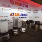 LOTE 108 - 03 LIQUIDIFICADORES E 03 GARRAFAS TÉRMICAS DE INOX. (NO ESTADO) ATENÇÃO! FAZER A VISITAÇÃO ANTES DE ARREMATAR, NÃO SABEMOS SE FUNCIONA, LEILÃO NÃO TEM GARANTIA E NEM DEVOLUÇÃO, SUJEITO A POSSÍVEIS AVARIAS VISÍVEIS/OCULTAS E/OU AUSÊNCIA DE COMPONENTES.