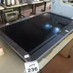 LOTE 236 - 01 TV LCD 46’’ COM CONTROLE MARCA SONY. (NO ESTADO) ATENÇÃO! FAZER A VISITAÇÃO ANTES DE ARREMATAR, NÃO SABEMOS SE FUNCIONA, LEILÃO NÃO TEM GARANTIA E NEM DEVOLUÇÃO, SUJEITO A POSSÍVEIS AVARIAS VISÍVEIS/OCULTAS E/OU AUSÊNCIA DE COMPONENTES.