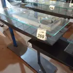 LOTE 269 - 01 EXPOSITOR DE VIDRO COM DIVISÃO. (NO ESTADO) ATENÇÃO! FAZER A VISITAÇÃO ANTES DE ARREMATAR, NÃO SABEMOS SE FUNCIONA, LEILÃO NÃO TEM GARANTIA E NEM DEVOLUÇÃO, SUJEITO A POSSÍVEIS AVARIAS VISÍVEIS/OCULTAS E/OU AUSÊNCIA DE COMPONENTES.