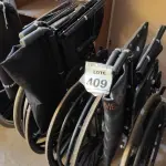 LOTE 409 - 03 CADEIRAS DE RODAS. (NO ESTADO) ATENÇÃO! FAZER A VISITAÇÃO ANTES DE ARREMATAR, NÃO SABEMOS SE FUNCIONA, LEILÃO NÃO TEM GARANTIA E NEM DEVOLUÇÃO, SUJEITO A POSSÍVEIS AVARIAS VISÍVEIS/OCULTAS E/OU AUSÊNCIA DE COMPONENTES.
