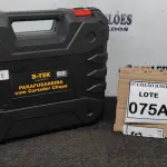 LOTE 075 - PARAFUSADEIRA 48V A BATERIAS E ADAPTADOR CORTADOR DE CHAPA COM MALETA. (NO ESTADO) ATENÇÃO! FAZER A VISITAÇÃO ANTES DE ARREMATAR, NÃO SABEMOS SE FUNCIONA, LEILÃO NÃO TEM GARANTIA E NEM DEVOLUÇÃO, SUJEITO A POSSÍVEIS AVARIAS VISÍVEIS/OCULTAS E/OU AUSÊNCIA DE COMPONENTES. 