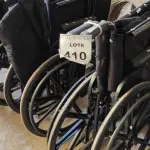 LOTE 410 - 03 CADEIRAS DE RODAS. (NO ESTADO) ATENÇÃO! FAZER A VISITAÇÃO ANTES DE ARREMATAR, NÃO SABEMOS SE FUNCIONA, LEILÃO NÃO TEM GARANTIA E NEM DEVOLUÇÃO, SUJEITO A POSSÍVEIS AVARIAS VISÍVEIS/OCULTAS E/OU AUSÊNCIA DE COMPONENTES.