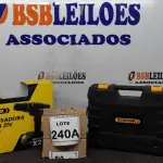 LOTE 240 - PARAFUSADEIRA DE IMPACTO COM DUAS BATERIAS 21V MALETA E ACESSÓRIOS ALONGADOR FLEXÍVEL SOQUETES E BITIS. (NO ESTADO) ATENÇÃO! FAZER A VISITAÇÃO ANTES DE ARREMATAR, NÃO SABEMOS SE FUNCIONA, LEILÃO NÃO TEM GARANTIA E NEM DEVOLUÇÃO, SUJEITO A POSSÍVEIS AVARIAS VISÍVEIS/OCULTAS E/OU AUSÊNCIA DE COMPONENTES. 