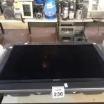 LOTE 236 - 01 TV LCD 46’’ COM CONTROLE MARCA SONY. (NO ESTADO) ATENÇÃO! FAZER A VISITAÇÃO ANTES DE ARREMATAR, NÃO SABEMOS SE FUNCIONA, LEILÃO NÃO TEM GARANTIA E NEM DEVOLUÇÃO, SUJEITO A POSSÍVEIS AVARIAS VISÍVEIS/OCULTAS E/OU AUSÊNCIA DE COMPONENTES.