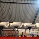 LOTE 295 - 04 POLTRONAS GIRATÓRIAS COM RODINHAS BASE CROMADA NA COR BRANCA. (NO ESTADO) ATENÇÃO! FAZER A VISITAÇÃO ANTES DE ARREMATAR, NÃO SABEMOS SE FUNCIONA, LEILÃO NÃO TEM GARANTIA E NEM DEVOLUÇÃO, SUJEITO A POSSÍVEIS AVARIAS VISÍVEIS/OCULTAS E/OU AUSÊNCIA DE COMPONENTES.