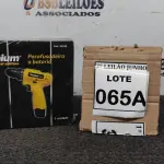 LOTE 065 - PARAFUSADEIRA A BATERIA 12V 2BITS E CARREGADOR. (NO ESTADO) ATENÇÃO! FAZER A VISITAÇÃO ANTES DE ARREMATAR, NÃO SABEMOS SE FUNCIONA, LEILÃO NÃO TEM GARANTIA E NEM DEVOLUÇÃO, SUJEITO A POSSÍVEIS AVARIAS VISÍVEIS/OCULTAS E/OU AUSÊNCIA DE COMPONENTES. 