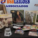 LOTE 354 - 01 LOTE COM GRANDE QUANTIDADE DE CD E DISCO DE VINIL. (NO ESTADO) ATENÇÃO! FAZER A VISITAÇÃO ANTES DE ARREMATAR, NÃO SABEMOS SE FUNCIONA, LEILÃO NÃO TEM GARANTIA E NEM DEVOLUÇÃO, SUJEITO A POSSÍVEIS AVARIAS VISÍVEIS/OCULTAS E/OU AUSÊNCIA DE COMPONENTES.