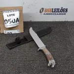 LOTE 050 - FACA IMPORTADA AÇO INOXIDÁVEL CABO EM MADEIRA COM  POMO CABEÇA DE ONÇA FULL TANG BAINHA DE NYLON TAMANHO TOTAL 34CM PESO 342G JÁ AFIADA. (NO ESTADO) ATENÇÃO! FAZER A VISITAÇÃO ANTES DE ARREMATAR, NÃO SABEMOS SE FUNCIONA, LEILÃO NÃO TEM GARANTIA E NEM DEVOLUÇÃO, SUJEITO A POSSÍVEIS AVARIAS VISÍVEIS/OCULTAS E/OU AUSÊNCIA DE COMPONENTES. 