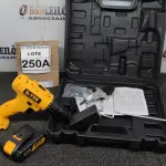 LOTE 250 - PARAFUSADEIRA 48V A  BATERIAS E ADAPTADOR CORTADOR DE CHAPA COM MALETA. (NO ESTADO) ATENÇÃO! FAZER A VISITAÇÃO ANTES DE ARREMATAR, NÃO SABEMOS SE FUNCIONA, LEILÃO NÃO TEM GARANTIA E NEM DEVOLUÇÃO, SUJEITO A POSSÍVEIS AVARIAS VISÍVEIS/OCULTAS E/OU AUSÊNCIA DE COMPONENTES. 