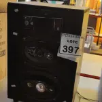 LOTE 397 - 01 CAIXA DE SOM. (NO ESTADO) ATENÇÃO! FAZER A VISITAÇÃO ANTES DE ARREMATAR, NÃO SABEMOS SE FUNCIONA. LEILÃO NÃO TEM GARANTIA E NEM DEVOLUÇÃO, SUJEITO A POSSÍVEIS AVARIAS VISÍVEIS/OCULTAS E/OU AUSÊNCIA DE COMPONENTES.