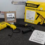 LOTE 220 - FURADEIRA DE IMPACTO 220V 500W ACESSÓRIOS RÉGUA DE POSICIONAMENTO CHAVE E ALÇA. (NO ESTADO) ATENÇÃO! FAZER A VISITAÇÃO ANTES DE ARREMATAR, NÃO SABEMOS SE FUNCIONA, LEILÃO NÃO TEM GARANTIA E NEM DEVOLUÇÃO, SUJEITO A POSSÍVEIS AVARIAS VISÍVEIS/OCULTAS E/OU AUSÊNCIA DE COMPONENTES. 