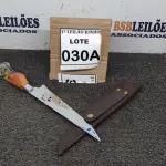 LOTE 030 - FACA ARTESANAL  AÇO INOX CABO HIBRIDO  MADEIRA E RESINA  BAINHA DE COURO LEGITIMO TAMANHO TOTAL 35,5CM 9 POLEGADAS PESO 236G JÁ AFIADA. (NO ESTADO) ATENÇÃO! FAZER A VISITAÇÃO ANTES DE ARREMATAR, NÃO SABEMOS SE FUNCIONA, LEILÃO NÃO TEM GARANTIA E NEM DEVOLUÇÃO, SUJEITO A POSSÍVEIS AVARIAS VISÍVEIS/OCULTAS E/OU AUSÊNCIA DE COMPONENTES.  