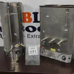 LOTE 171 - 02 CAFETEIRAS ELÉTRICAS EM INOX. (NO ESTADO) ATENÇÃO! FAZER A VISITAÇÃO ANTES DE ARREMATAR, NÃO SABEMOS SE FUNCIONA. LEILÃO NÃO TEM GARANTIA E NEM DEVOLUÇÃO, SUJEITO A POSSÍVEIS AVARIAS VISÍVEIS/OCULTAS E/OU AUSÊNCIA DE COMPONENTES.