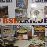 LOTE 004 - 01 LOTE COM VÁRIOS DISCOS DE VINIL.  (NO ESTADO) ATENÇÃO! FAZER A VISITAÇÃO ANTES DE ARREMATAR, NÃO SABEMOS SE FUNCIONA. LEILÃO NÃO TEM GARANTIA E NEM DEVOLUÇÃO, SUJEITO A POSSÍVEIS AVARIAS VISÍVEIS/OCULTAS E/OU AUSÊNCIA DE COMPONENTES.