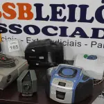 LOTE 165 - 01 RELÓGIO DE PONTO, 01 ELETRIFICADOR DE CERCA, 01 PROJETOR DE SLIDE INCOMPLETA, 01 RÁDIO MICRO SISTEM, 02 BANDEJAS UNIVERSAIS PARA SLIDES E 01 PROJETOR DE FILME ANTIGO. (NO ESTADO) ATENÇÃO! FAZER A VISITAÇÃO ANTES DE ARREMATAR, NÃO SABEMOS SE FUNCIONA. LEILÃO NÃO TEM GARANTIA E NEM DEVOLUÇÃO, SUJEITO A POSSÍVEIS AVARIAS VISÍVEIS/OCULTAS E/OU AUSÊNCIA DE COMPONENTES.