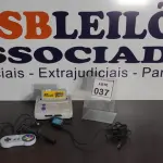 LOTE 037 - 01 SUPER NINTENDO COM 02 CONTROLES, CABOS E 01 CARTUCHO. (NO ESTADO) ATENÇÃO! FAZER A VISITAÇÃO ANTES DE ARREMATAR, NÃO SABEMOS SE FUNCIONA. LEILÃO NÃO TEM GARANTIA E NEM DEVOLUÇÃO, SUJEITO A POSSÍVEIS AVARIAS VISÍVEIS/OCULTAS E/OU AUSÊNCIA DE COMPONENTES.