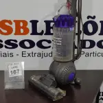 LOTE 167 - 01 ASPIRADOR DE PÓ PORTÁTIL MARCA DYSON. (NO ESTADO) ATENÇÃO! FAZER A VISITAÇÃO ANTES DE ARREMATAR, NÃO SABEMOS SE FUNCIONA. LEILÃO NÃO TEM GARANTIA E NEM DEVOLUÇÃO, SUJEITO A POSSÍVEIS AVARIAS VISÍVEIS/OCULTAS E/OU AUSÊNCIA DE COMPONENTES.