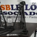LOTE 133 - 02 TRIPÉS PARA CÂMERAS FOTOGRÁFICAS. (NO ESTADO) ATENÇÃO! FAZER A VISITAÇÃO ANTES DE ARREMATAR, NÃO SABEMOS SE FUNCIONA. LEILÃO NÃO TEM GARANTIA E NEM DEVOLUÇÃO, SUJEITO A POSSÍVEIS AVARIAS VISÍVEIS/OCULTAS E/OU AUSÊNCIA DE COMPONENTES.