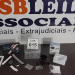 LOTE 015 - 01 FONE DE OUVIDO BLUETOOTH E 01 RELÓGIO SMART WATCH.  (NO ESTADO) ATENÇÃO! FAZER A VISITAÇÃO ANTES DE ARREMATAR, NÃO SABEMOS SE FUNCIONA. LEILÃO NÃO TEM GARANTIA E NEM DEVOLUÇÃO, SUJEITO A POSSÍVEIS AVARIAS VISÍVEIS/OCULTAS E/OU AUSÊNCIA DE COMPONENTES.