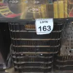 LOTE 163 - 03 CAIXAS DE PLÁSTICO, 01 QUADRO, 01 CADEIRINHA PARA CRIANÇA INCOMPLETA E 02 BANQUETAS. (NO ESTADO) ATENÇÃO! FAZER A VISITAÇÃO ANTES DE ARREMATAR, NÃO SABEMOS SE FUNCIONA. LEILÃO NÃO TEM GARANTIA E NEM DEVOLUÇÃO, SUJEITO A POSSÍVEIS AVARIAS VISÍVEIS/OCULTAS E/OU AUSÊNCIA DE COMPONENTES.