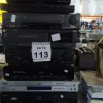 LOTE 113 - 04 APARELHOS DE VÍDEO CASSETE E 05 APARELHOS DE DVD. (NO ESTADO) ATENÇÃO! FAZER A VISITAÇÃO ANTES DE ARREMATAR, NÃO SABEMOS SE FUNCIONA. LEILÃO NÃO TEM GARANTIA E NEM DEVOLUÇÃO, SUJEITO A POSSÍVEIS AVARIAS VISÍVEIS/OCULTAS E/OU AUSÊNCIA DE COMPONENTES.