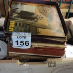 LOTE 156 - 01 LOTE COM GRANDE QUANTIDADE DE CD E DISCOS DE VINIL. (NO ESTADO) ATENÇÃO! FAZER A VISITAÇÃO ANTES DE ARREMATAR, NÃO SABEMOS SE FUNCIONA. LEILÃO NÃO TEM GARANTIA E NEM DEVOLUÇÃO, SUJEITO A POSSÍVEIS AVARIAS VISÍVEIS/OCULTAS E/OU AUSÊNCIA DE COMPONENTES.