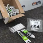 LOTE 094 - 23 BISNAGAS PLÁSTICA DE SILICONE ACETICO COR BRANCA COM 50 ML CADA.  (NO ESTADO) ATENÇÃO! FAZER A VISITAÇÃO ANTES DE ARREMATAR, NÃO SABEMOS SE FUNCIONA. LEILÃO NÃO TEM GARANTIA E NEM DEVOLUÇÃO, SUJEITO A POSSÍVEIS AVARIAS VISÍVEIS/OCULTAS E/OU AUSÊNCIA DE COMPONENTES.