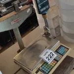 LOTE 222 - 01 BALANÇA FILIZONA 01 BALANÇA DIGITAL MARCA KRATOS. (NO ESTADO) ATENÇÃO! FAZER A VISITAÇÃO ANTES DE ARREMATAR, NÃO SABEMOS SE FUNCIONA. LEILÃO NÃO TEM GARANTIA E NEM DEVOLUÇÃO, SUJEITO A POSSÍVEIS AVARIAS VISÍVEIS/OCULTAS E/OU AUSÊNCIA DE COMPONENTES.