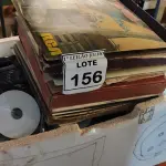 LOTE 156 - 01 LOTE COM GRANDE QUANTIDADE DE CD E DISCOS DE VINIL. (NO ESTADO) ATENÇÃO! FAZER A VISITAÇÃO ANTES DE ARREMATAR, NÃO SABEMOS SE FUNCIONA. LEILÃO NÃO TEM GARANTIA E NEM DEVOLUÇÃO, SUJEITO A POSSÍVEIS AVARIAS VISÍVEIS/OCULTAS E/OU AUSÊNCIA DE COMPONENTES.