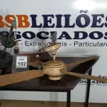 LOTE 102 - 02 VENTILADORES DE TETO. (NO ESTADO) ATENÇÃO! FAZER A VISITAÇÃO ANTES DE ARREMATAR, NÃO SABEMOS SE FUNCIONA. LEILÃO NÃO TEM GARANTIA E NEM DEVOLUÇÃO, SUJEITO A POSSÍVEIS AVARIAS VISÍVEIS/OCULTAS E/OU AUSÊNCIA DE COMPONENTES.