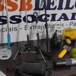 LOTE 056 - 01 LOTE COM DIVERSAS LANTERNAS, PAU DE SELFIE, BOMBA DE AR E BALANÇA DIGITAL. (NO ESTADO) ATENÇÃO! FAZER A VISITAÇÃO ANTES DE ARREMATAR, NÃO SABEMOS SE FUNCIONA. LEILÃO NÃO TEM GARANTIA E NEM DEVOLUÇÃO, SUJEITO A POSSÍVEIS AVARIAS VISÍVEIS/OCULTAS E/OU AUSÊNCIA DE COMPONENTES.
