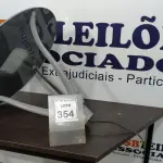 LOTE 354 - 01 LUMINÁRIA LED PARA JARDIM. (NO ESTADO) ATENÇÃO! FAZER A VISITAÇÃO ANTES DE ARREMATAR, NÃO SABEMOS SE FUNCIONA. LEILÃO NÃO TEM GARANTIA E NEM DEVOLUÇÃO, SUJEITO A POSSÍVEIS AVARIAS VISÍVEIS/OCULTAS E/OU AUSÊNCIA DE COMPONENTES.