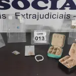 LOTE 013 - 01 LOTE COM DIVERSAS BIJUTERIAS. (NO ESTADO) ATENÇÃO! FAZER A VISITAÇÃO ANTES DE ARREMATAR, NÃO SABEMOS SE FUNCIONA. LEILÃO NÃO TEM GARANTIA E NEM DEVOLUÇÃO, SUJEITO A POSSÍVEIS AVARIAS VISÍVEIS/OCULTAS E/OU AUSÊNCIA DE COMPONENTES.