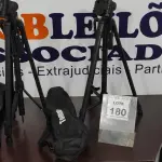 LOTE 180 - 02 TRIPÉS PARA CÂMERAS FOTOGRÁFICAS MARCA TOMATE E LUCACELL. (NO ESTADO) ATENÇÃO! FAZER A VISITAÇÃO ANTES DE ARREMATAR, NÃO SABEMOS SE FUNCIONA. LEILÃO NÃO TEM GARANTIA E NEM DEVOLUÇÃO, SUJEITO A POSSÍVEIS AVARIAS VISÍVEIS/OCULTAS E/OU AUSÊNCIA DE COMPONENTES.