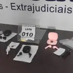LOTE 010 - 02 FONES DE OUVIDO BLUETOOTH.  (NO ESTADO) ATENÇÃO! FAZER A VISITAÇÃO ANTES DE ARREMATAR, NÃO SABEMOS SE FUNCIONA. LEILÃO NÃO TEM GARANTIA E NEM DEVOLUÇÃO, SUJEITO A POSSÍVEIS AVARIAS VISÍVEIS/OCULTAS E/OU AUSÊNCIA DE COMPONENTES.