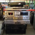 LOTE 306 - 03 APARELHOS DE VÍDEO CASSETE, 02 APARELHOS DE SOM, 01 APARELHO DE DVD, 02 TOCA VINIL E 01 TOCA FITA MARCA CCE. (NO ESTADO) ATENÇÃO! FAZER A VISITAÇÃO ANTES DE ARREMATAR, NÃO SABEMOS SE FUNCIONA. LEILÃO NÃO TEM GARANTIA E NEM DEVOLUÇÃO, SUJEITO A POSSÍVEIS AVARIAS VISÍVEIS/OCULTAS E/OU AUSÊNCIA DE COMPONENTES.