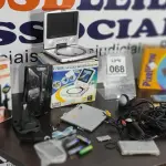 LOTE 068 - 01 PLAY TV USB, 01 DVD PORTÁTIL E 01 ANTENA PARA TV ABERTA.  (NO ESTADO) ATENÇÃO! FAZER A VISITAÇÃO ANTES DE ARREMATAR, NÃO SABEMOS SE FUNCIONA. LEILÃO NÃO TEM GARANTIA E NEM DEVOLUÇÃO, SUJEITO A POSSÍVEIS AVARIAS VISÍVEIS/OCULTAS E/OU AUSÊNCIA DE COMPONENTES.