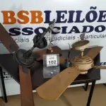 LOTE 102 - 02 VENTILADORES DE TETO. (NO ESTADO) ATENÇÃO! FAZER A VISITAÇÃO ANTES DE ARREMATAR, NÃO SABEMOS SE FUNCIONA. LEILÃO NÃO TEM GARANTIA E NEM DEVOLUÇÃO, SUJEITO A POSSÍVEIS AVARIAS VISÍVEIS/OCULTAS E/OU AUSÊNCIA DE COMPONENTES.