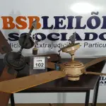 LOTE 102 - 02 VENTILADORES DE TETO. (NO ESTADO) ATENÇÃO! FAZER A VISITAÇÃO ANTES DE ARREMATAR, NÃO SABEMOS SE FUNCIONA. LEILÃO NÃO TEM GARANTIA E NEM DEVOLUÇÃO, SUJEITO A POSSÍVEIS AVARIAS VISÍVEIS/OCULTAS E/OU AUSÊNCIA DE COMPONENTES.