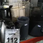 LOTE 112 - 01 LOTE COM VÁRIAS CAFETEIRAS, SANDUICHEIRA, CHALEIRA, BASE DE LIQUIDIFICADOR E ELETRODOMÉSTICOS DIVERS. (NO ESTADO) ATENÇÃO! FAZER A VISITAÇÃO ANTES DE ARREMATAR, NÃO SABEMOS SE FUNCIONA. LEILÃO NÃO TEM GARANTIA E NEM DEVOLUÇÃO, SUJEITO A POSSÍVEIS AVARIAS VISÍVEIS/OCULTAS E/OU AUSÊNCIA DE COMPONENTES.