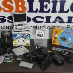 LOTE 068 - 01 PLAY TV USB, 01 DVD PORTÁTIL E 01 ANTENA PARA TV ABERTA.  (NO ESTADO) ATENÇÃO! FAZER A VISITAÇÃO ANTES DE ARREMATAR, NÃO SABEMOS SE FUNCIONA. LEILÃO NÃO TEM GARANTIA E NEM DEVOLUÇÃO, SUJEITO A POSSÍVEIS AVARIAS VISÍVEIS/OCULTAS E/OU AUSÊNCIA DE COMPONENTES.