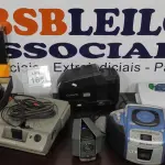 LOTE 165 - 01 RELÓGIO DE PONTO, 01 ELETRIFICADOR DE CERCA, 01 PROJETOR DE SLIDE INCOMPLETA, 01 RÁDIO MICRO SISTEM, 02 BANDEJAS UNIVERSAIS PARA SLIDES E 01 PROJETOR DE FILME ANTIGO. (NO ESTADO) ATENÇÃO! FAZER A VISITAÇÃO ANTES DE ARREMATAR, NÃO SABEMOS SE FUNCIONA. LEILÃO NÃO TEM GARANTIA E NEM DEVOLUÇÃO, SUJEITO A POSSÍVEIS AVARIAS VISÍVEIS/OCULTAS E/OU AUSÊNCIA DE COMPONENTES.