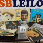 LOTE 182 - 01 LOTE COM VÁRIOS DISCOS DE VINIL. (NO ESTADO) ATENÇÃO! FAZER A VISITAÇÃO ANTES DE ARREMATAR, NÃO SABEMOS SE FUNCIONA. LEILÃO NÃO TEM GARANTIA E NEM DEVOLUÇÃO, SUJEITO A POSSÍVEIS AVARIAS VISÍVEIS/OCULTAS E/OU AUSÊNCIA DE COMPONENTES.