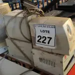 LOTE 227 - 05 TRANSFORMADORES, 01 CAIXA DE SOM E 01 ESTABILIZADOR. (NO ESTADO) ATENÇÃO! FAZER A VISITAÇÃO ANTES DE ARREMATAR, NÃO SABEMOS SE FUNCIONA. LEILÃO NÃO TEM GARANTIA E NEM DEVOLUÇÃO, SUJEITO A POSSÍVEIS AVARIAS VISÍVEIS/OCULTAS E/OU AUSÊNCIA DE COMPONENTES.