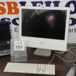 LOTE 164 - 01 IMAC COM TECLADO E 01 NOTEBOOK MARCA VECTOR. (NO ESTADO) ATENÇÃO! FAZER A VISITAÇÃO ANTES DE ARREMATAR, NÃO SABEMOS SE FUNCIONA. LEILÃO NÃO TEM GARANTIA E NEM DEVOLUÇÃO, SUJEITO A POSSÍVEIS AVARIAS VISÍVEIS/OCULTAS E/OU AUSÊNCIA DE COMPONENTES.