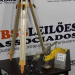 LOTE 172 - 01 TRIPÉ PARA TOPOGRAFIA, 01 PROTEÇÃO DE SERRA CIRCULAR E VÁRIAS RESISTÊNCIAS ELÉTRICAS. (NO ESTADO) ATENÇÃO! FAZER A VISITAÇÃO ANTES DE ARREMATAR, NÃO SABEMOS SE FUNCIONA. LEILÃO NÃO TEM GARANTIA E NEM DEVOLUÇÃO, SUJEITO A POSSÍVEIS AVARIAS VISÍVEIS/OCULTAS E/OU AUSÊNCIA DE COMPONENTES.